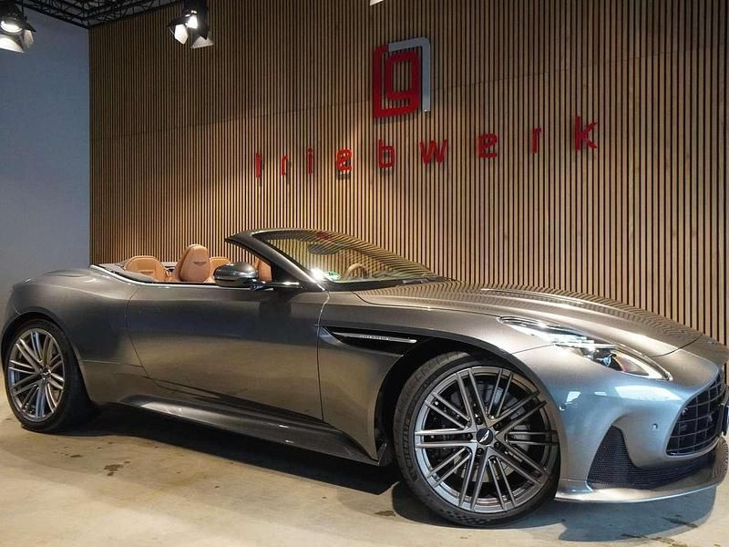 Gebraucht Aston Martin DB12 680 PS (500 kW) 2024 Magnetic silver Cabrio