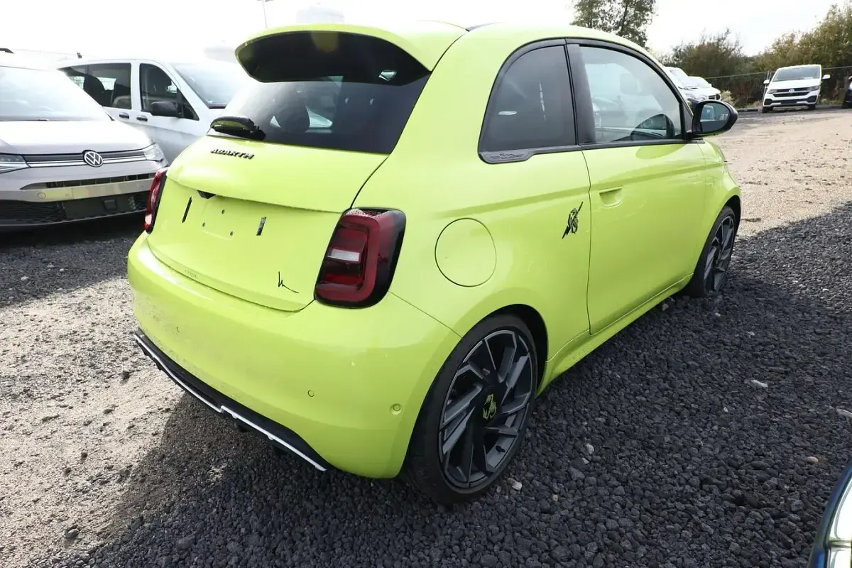 Neu Abarth 500e Turismo 114 kW (155 PS) 2025 Acid green Kleinwagen