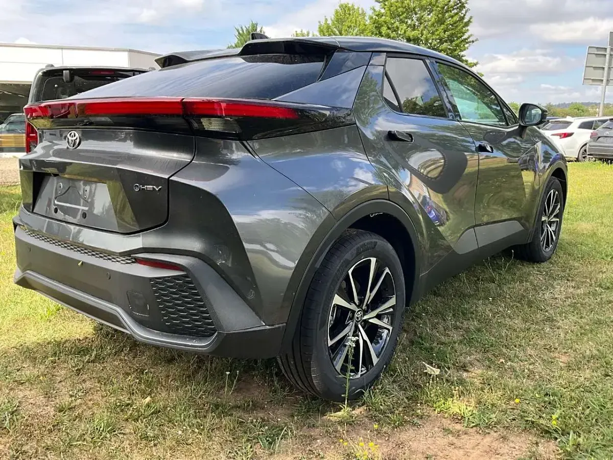 Neu Toyota C-HR 140 PS (102 kW) 2026 Grau SUV