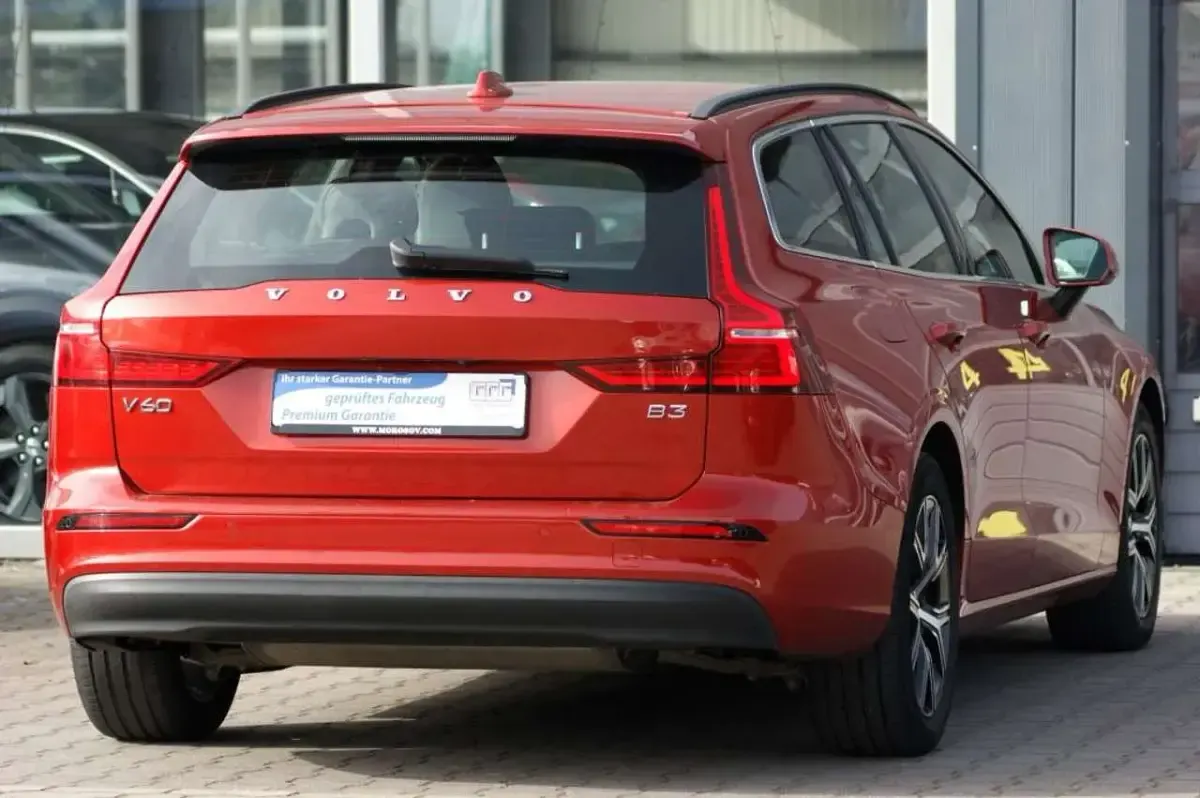 Gebraucht Volvo V60 Core 163 PS (119 kW) 2022 Fusion red metallic Kombi