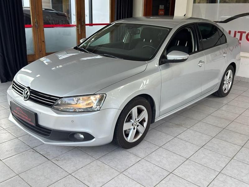 Silber Gebraucht 2012 VW Jetta Comfortline Limousine | 3.900 € (Superpreis) - Bild 1/4