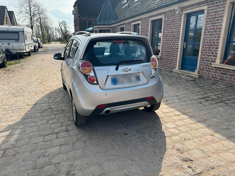 Gebraucht Chevrolet Spark LT 74 PS (54 kW) 2011 Silber Kleinwagen