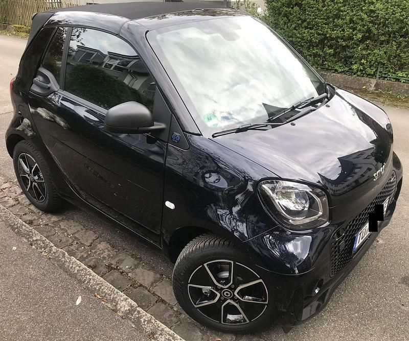Blau Gebraucht 2023 Smart ForTwo Electric Drive Passion Cabrio | 14.100 € (Guter Preis) - Bild 1/4