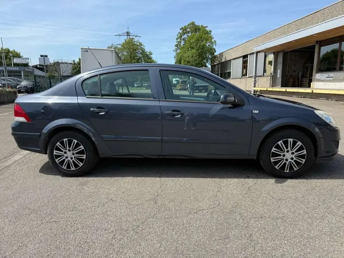 Gebraucht Opel Astra Edition 116 PS (85 kW) 2009 Metro blue/metro Limousine