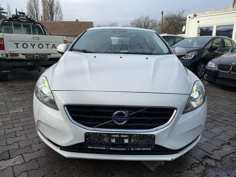 Weiß Gebraucht 2015 Volvo V40 You! Limousine | 5.990 € (Superpreis) - Bild 1/4