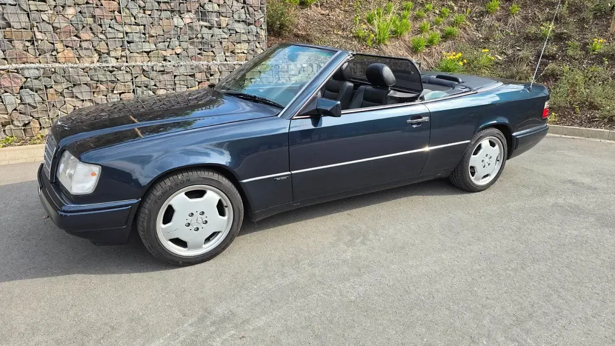 Second-hand Mercedes E200 Edition 136 CP (100 kW) 1997 Negru Cabrio
