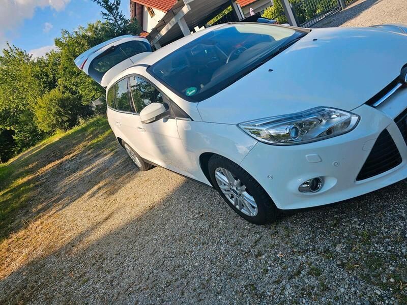 Weiß Gebraucht 2013 Ford Focus Titanium Kombi | 5.799 € (Fairer Preis) - Bild 1/4