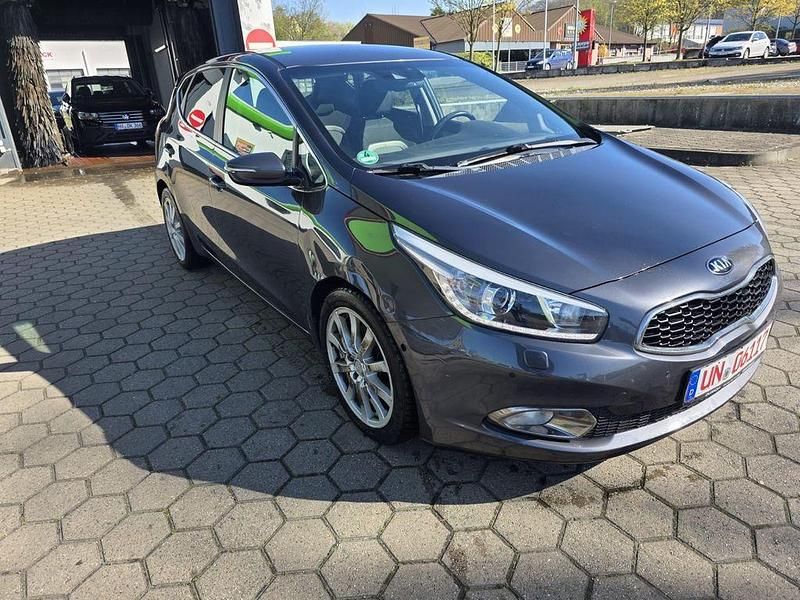 Gebraucht Kia Ceed Spirit 128 PS (94 kW) 2014 Grau Kleinwagen