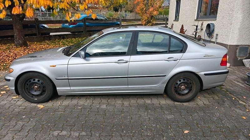 Silber Gebraucht 2002 BMW 318 Limousine | 1.000 € (Superpreis) - Bild 1/4