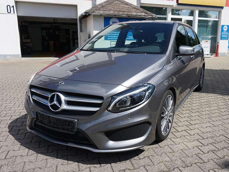 Mountaingrau Gebraucht 2018 Mercedes B180 Style Van / Kleinbus | 18.300 € (Fairer Preis) - Bild 1/4