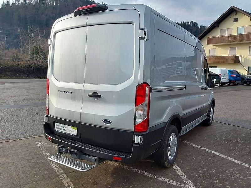 Gebraucht Ford Transit Trend 131 PS (96 kW) 2023 Polarsilber metallic Van / Kleinbus