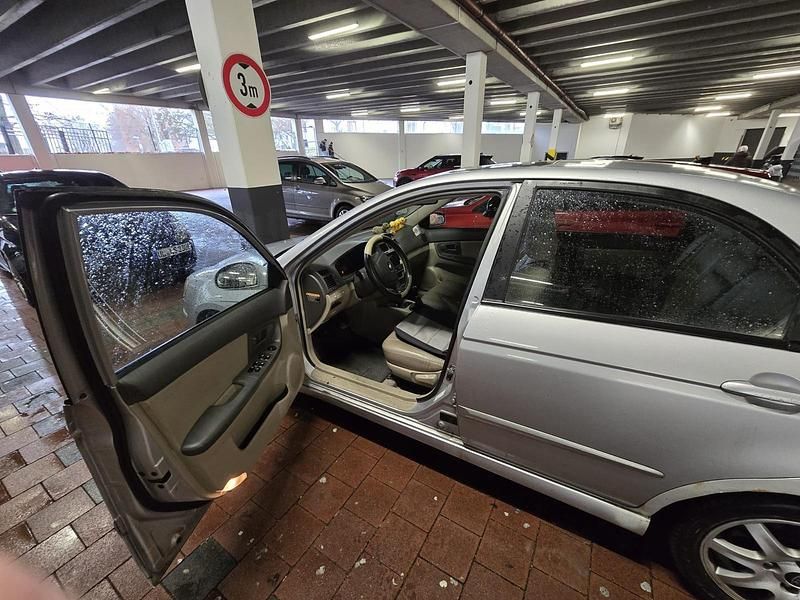 Gebraucht Kia Cerato 150 PS (110 kW) 2005 Silber Limousine