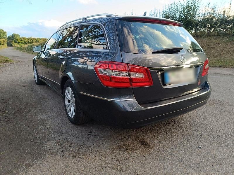 Gebraucht Mercedes E220 Elegance 170 PS (125 kW) 2011 Grau Kombi