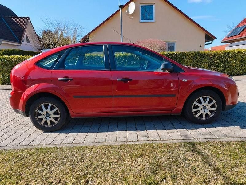 Gebraucht Ford Focus 101 PS (74 kW) 2005 Rot Limousine