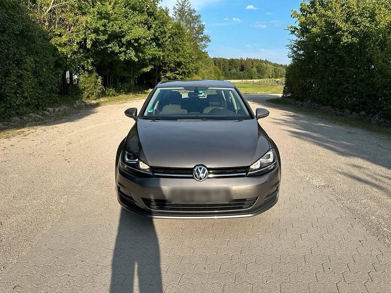 Grau Gebraucht 2015 VW Golf Comfortline Limousine | 8.800 € (Superpreis) - Bild 1/4