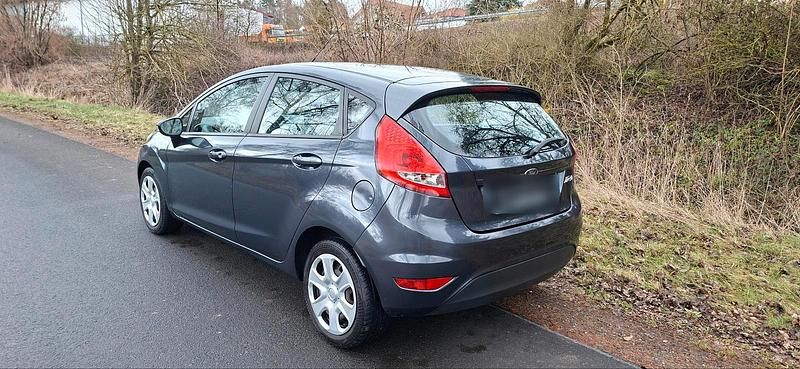 Gebraucht Ford Fiesta 82 PS (60 kW) 2010 Silber Kleinwagen