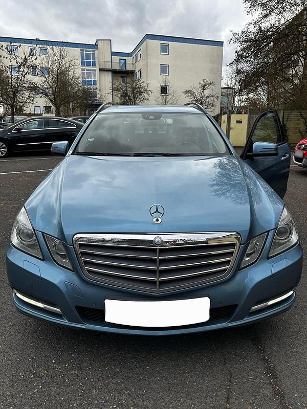 Gebraucht Mercedes E200 183 PS (134 kW) 2010 Blau Kombi