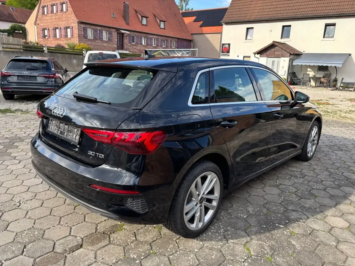 Gebraucht Audi A3 Sport 116 PS (85 kW) 2022 Schwarz Limousine