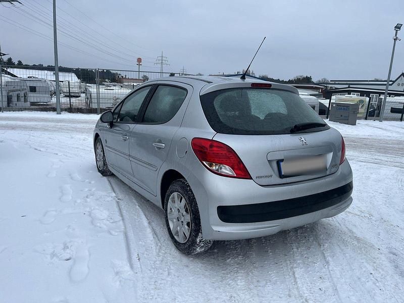 Gebraucht Peugeot 207 73 PS (53 kW) 2011 Silber Kleinwagen