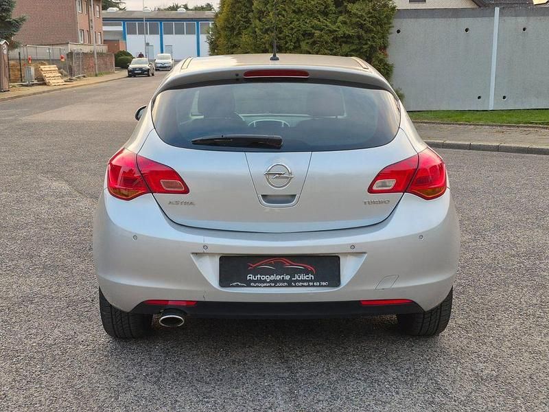Gebraucht Opel Astra 140 PS (102 kW) 2012 Silber Limousine