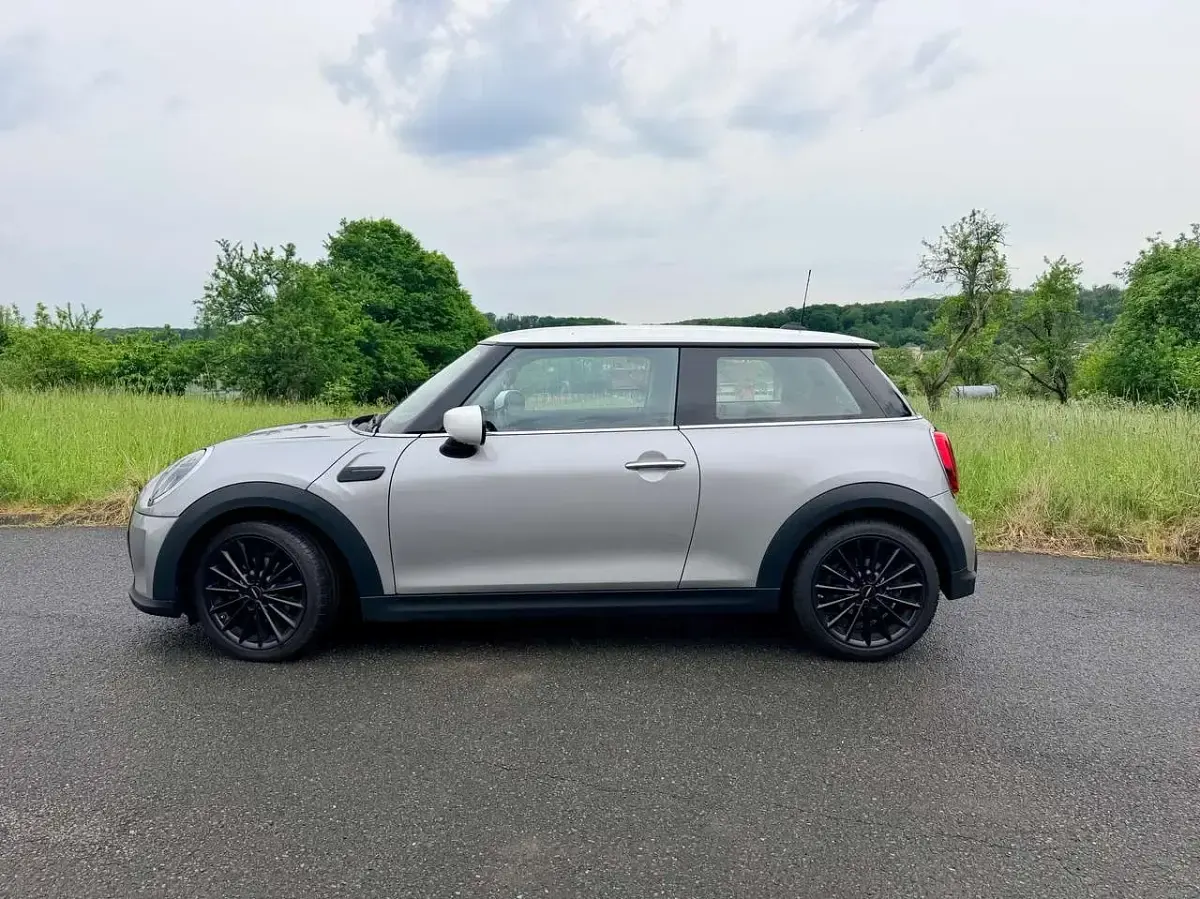 Gebraucht Mini Cooper Essential 136 PS (100 kW) 2022 Melting silver metallic Kleinwagen