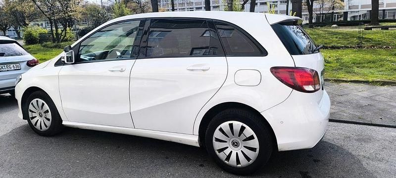 Gebraucht Mercedes B220 170 PS (125 kW) 2018 Weiß Van / Kleinbus