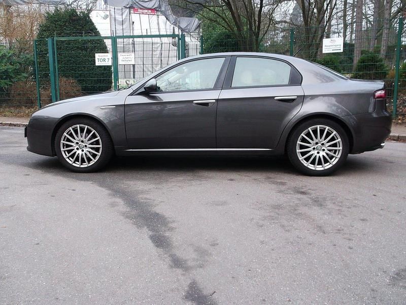 Grau Gebraucht 2008 Alfa Romeo 159 Limousine | 6.250 € (Teuer) - Bild 1/4