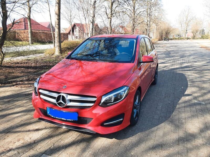 Rot Gebraucht 2018 Mercedes B220 Van / Kleinbus | 18.500 € (Fairer Preis) - Bild 1/4
