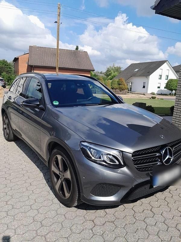 Grau Gebraucht 2017 Mercedes GLC220 SUV | 22.999 € (Guter Preis) - Bild 1/4