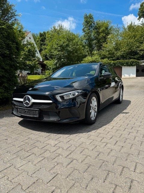 Nachtschwarz unilack Gebraucht 2020 Mercedes A160 Limousine | 18.500 € (Guter Preis) - Bild 1/4