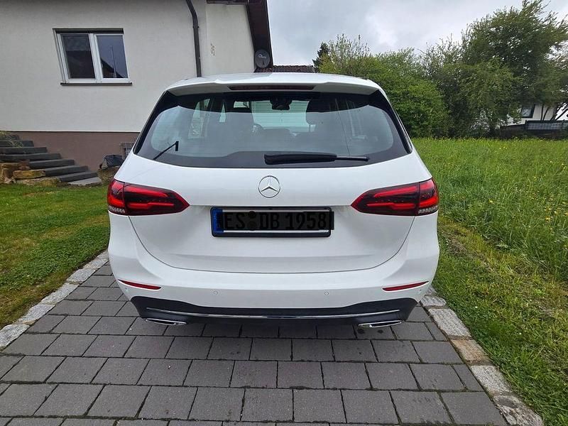 Gebraucht Mercedes B200 163 PS (119 kW) 2023 Weiß Van / Kleinbus