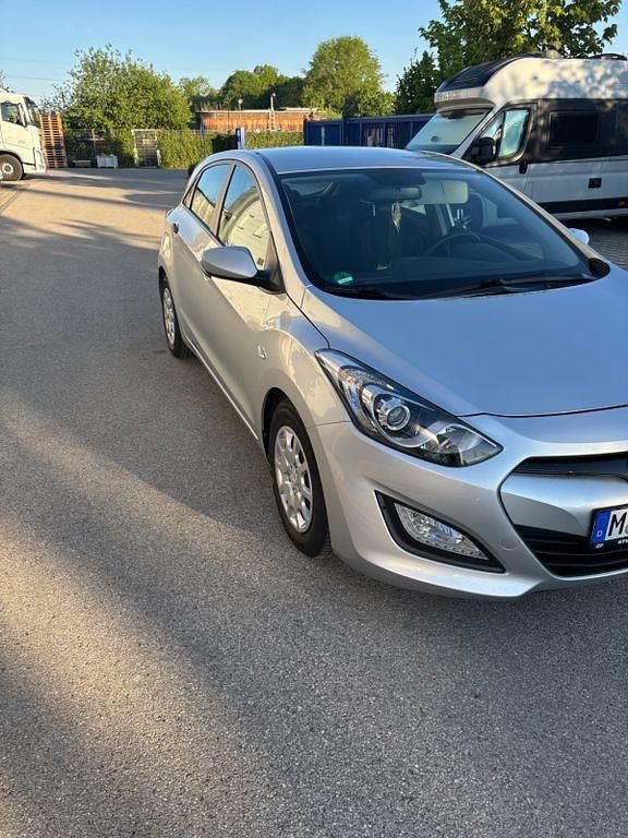 Gebraucht Hyundai i30 Trend 99 PS (72 kW) 2013 Silber Limousine