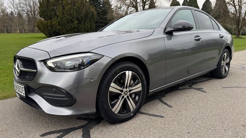 Grau Gebraucht 2022 Mercedes C300e Limousine | 34.900 € (Guter Preis) - Bild 1/4