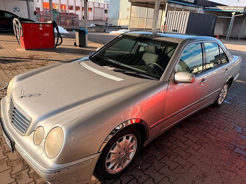 Gebraucht Mercedes E200 Elegance 116 PS (85 kW) 2001 Silber Limousine