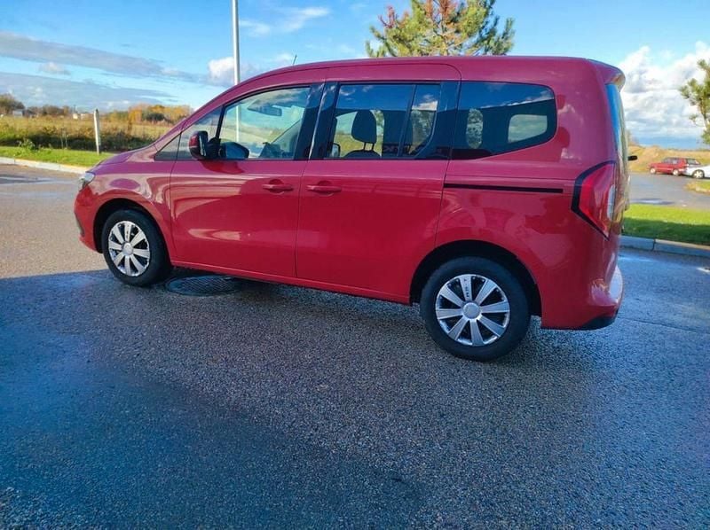 Rot Gebraucht 2023 Mercedes 180 Limousine | 14.750 € (Fairer Preis) - Bild 1/4