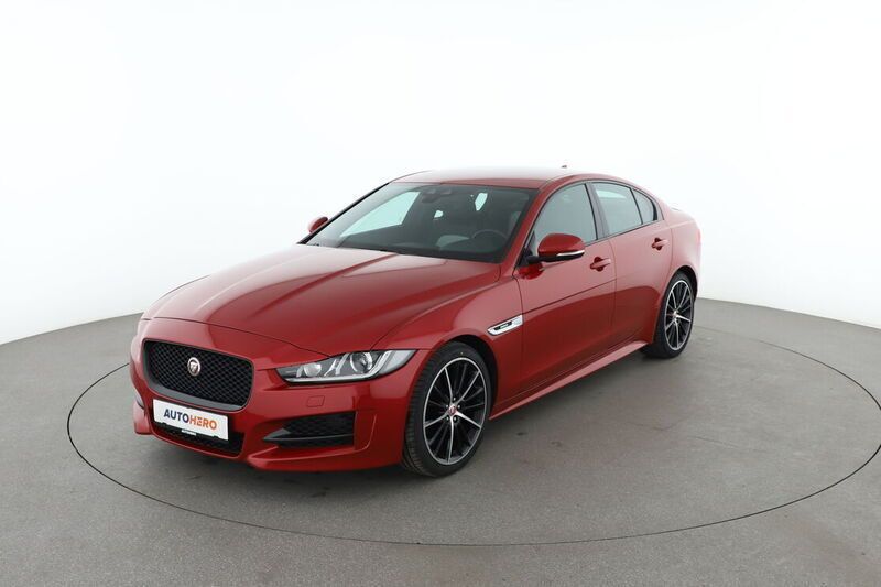 Rot Gebraucht 2015 Jaguar XE R-Sport Limousine | 18.950 € (Teuer) - Bild 1/4