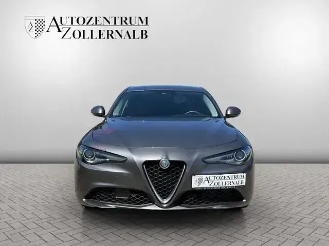 Gebraucht Alfa Romeo Giulia Super 179 PS (131 kW) 2016 Colore esterno (šedá vesuvio) Limousine