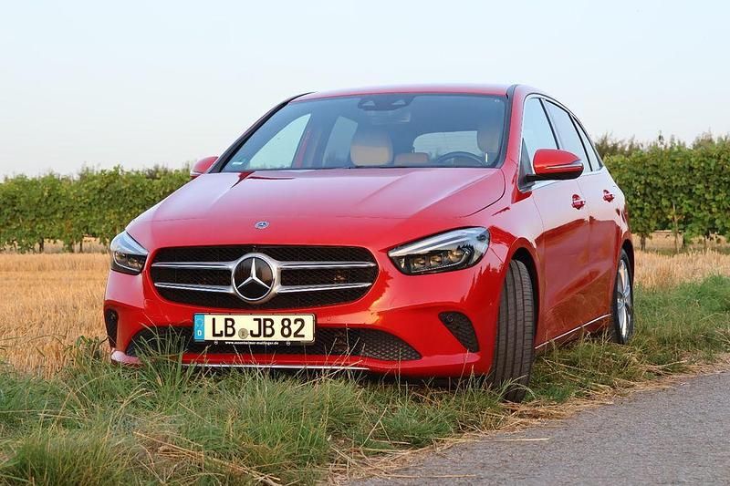 Rot Gebraucht 2020 Mercedes B220 Van / Kleinbus | 19.980 € (Guter Preis) - Bild 1/3