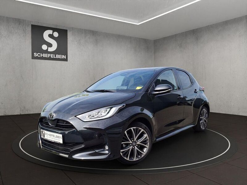 Mysticschwarz mica Gebraucht 2024 Toyota Yaris Hybrid Style Limousine | 23.900 € (Superpreis) - Bild 1/4