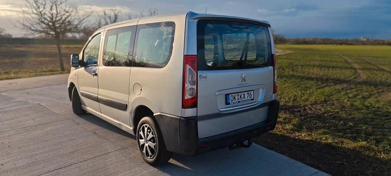 Gebraucht Peugeot TePee 128 PS (94 kW) 2012 Silber Van / Kleinbus