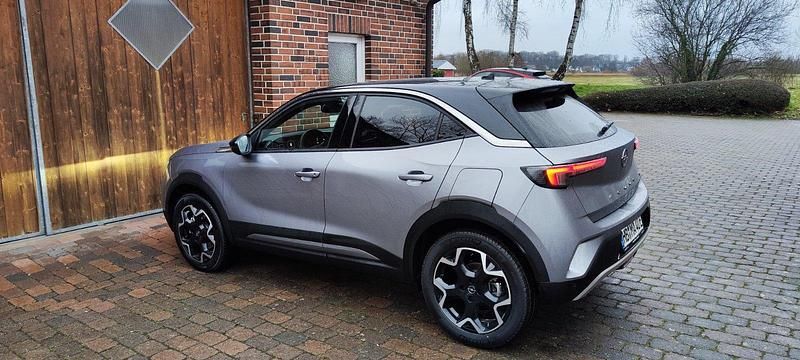 Grau Gebraucht 2023 Opel Mokka-e Ultimate SUV | 23.999 € (Teuer) - Bild 1/4