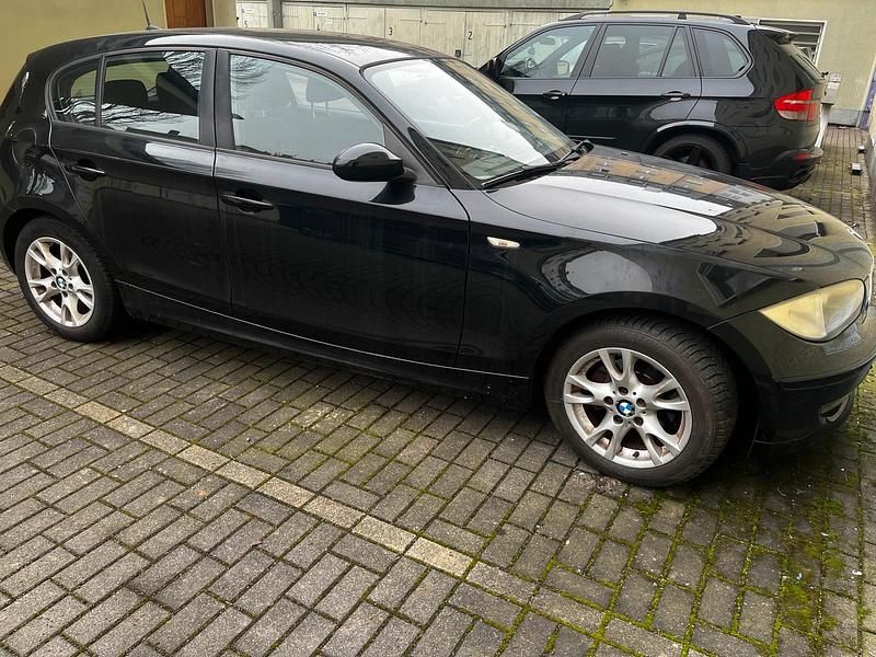 Gebraucht BMW 116 122 PS (89 kW) 2009 Schwarz Kleinwagen