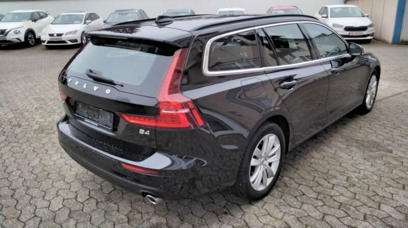 Gebraucht Volvo V60 Core 197 PS (144 kW) 2022 Schwarz Kombi