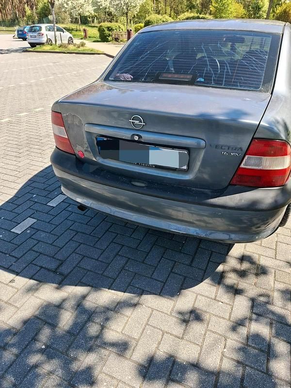 Andere farben Gebraucht 1998 Opel Vectra Limousine | 500 € (Superpreis) - Bild 1/4