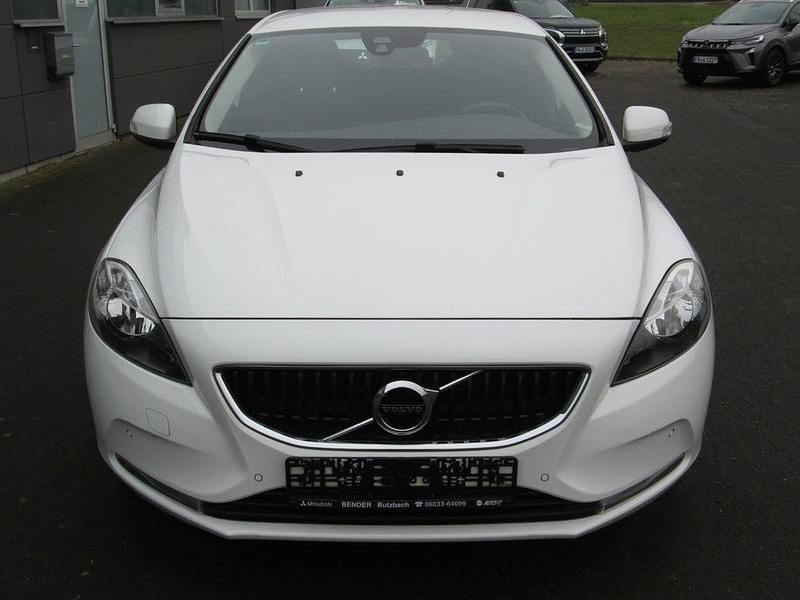 Gebraucht Volvo V40 Kinetic 122 PS (89 kW) 2016 Weiß Limousine