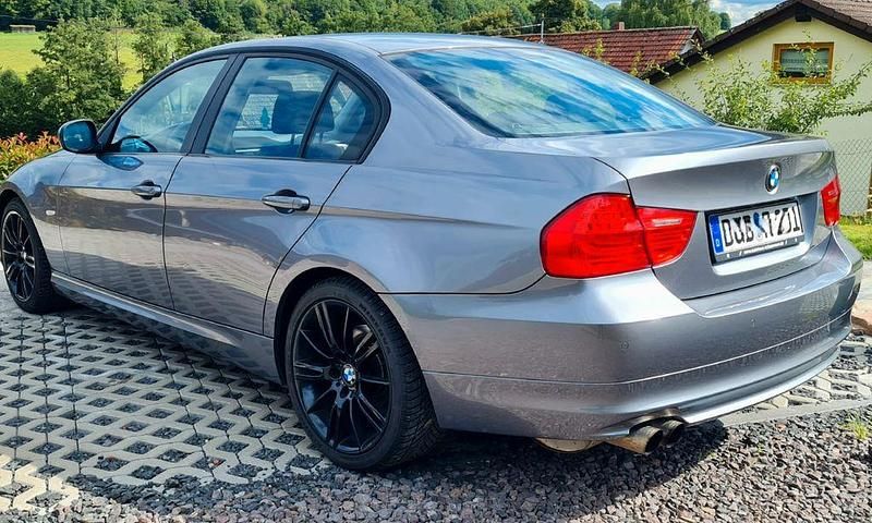 Schwarz Gebraucht 2009 BMW 318 Sport Line Limousine | 5.900 € (Fairer Preis) - Bild 1/4