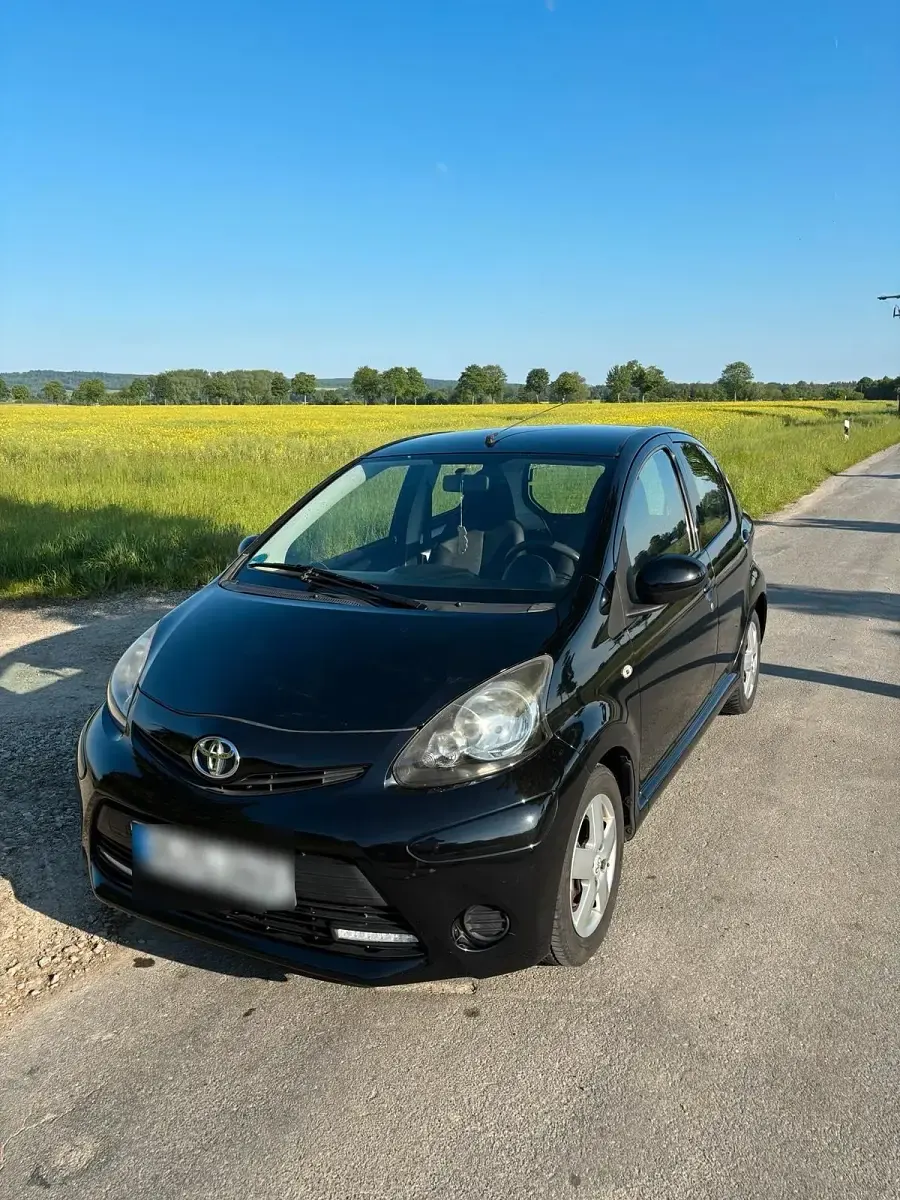 Gebraucht Toyota Aygo 68 PS (50 kW) 2013 Schwarz Kleinwagen