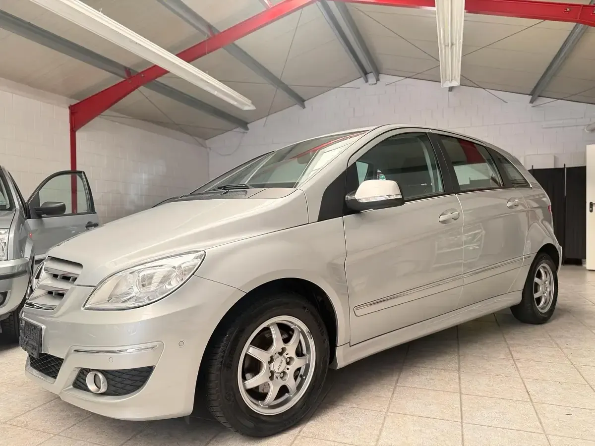 Gebraucht Mercedes B180 122 PS (89 kW) 2011 Silber Kleinwagen
