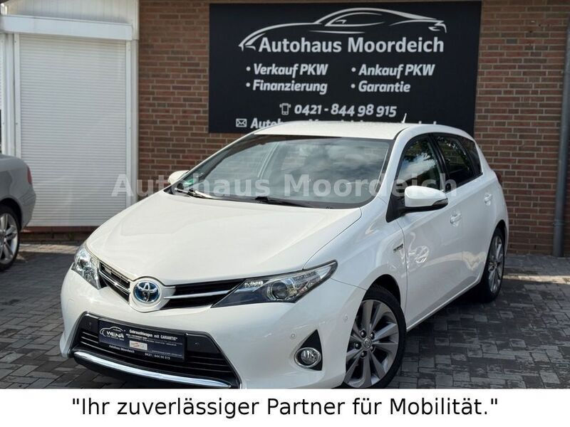 Weiß Gebraucht 2013 Toyota Auris Hybrid Edition Limousine | 10.499 € (Fairer Preis) - Bild 1/4