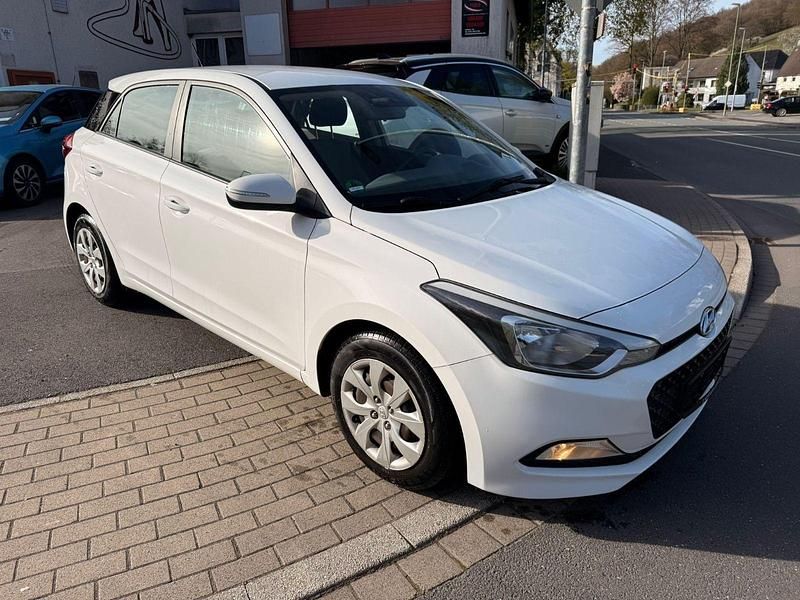 Gebraucht Hyundai i20 Classic 75 PS (55 kW) 2016 Weiß Limousine